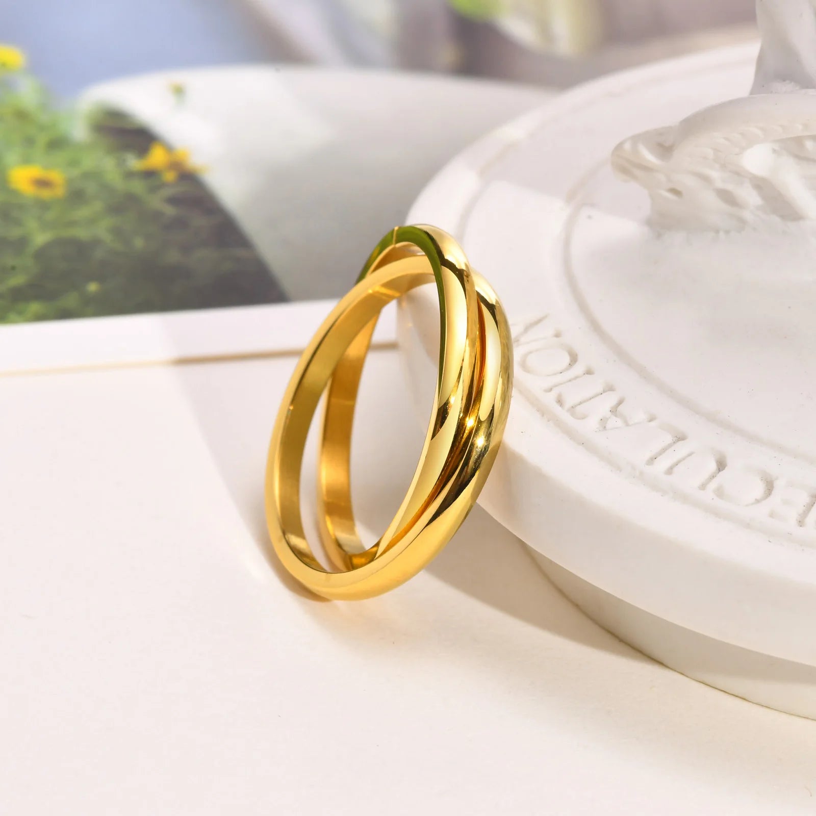 “Bague Roulante Contemporaine Verrouillée en Acier Inoxydable – Or”